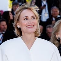 Festival de Cannes 2026 : main dans la main avec sa fille Tess Barthélémy, Judith Godrèche fait sensation dans un costume Jacquemus ultra original