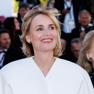 Judith Godrèche a fait sensation au Festival de Cannes avec un costume blanc Jacquemus très élégant.

Judith Godrèche, Annie Ernaux - Montée des marches du film " El Ser Querido " lors du 79ème Festival International du Film de Cannes. © Jacovides-Moreau / Bestimage