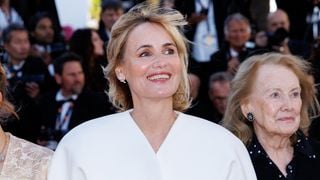 Festival de Cannes 2026 : main dans la main avec sa fille Tess Barthélémy, Judith Godrèche fait sensation dans un costume Jacquemus ultra original