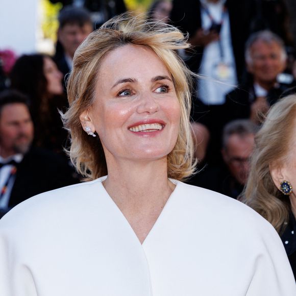 Judith Godrèche a fait sensation au Festival de Cannes avec un costume blanc Jacquemus très élégant.

Judith Godrèche, Annie Ernaux - Montée des marches du film " El Ser Querido " lors du 79ème Festival International du Film de Cannes. © Jacovides-Moreau / Bestimage