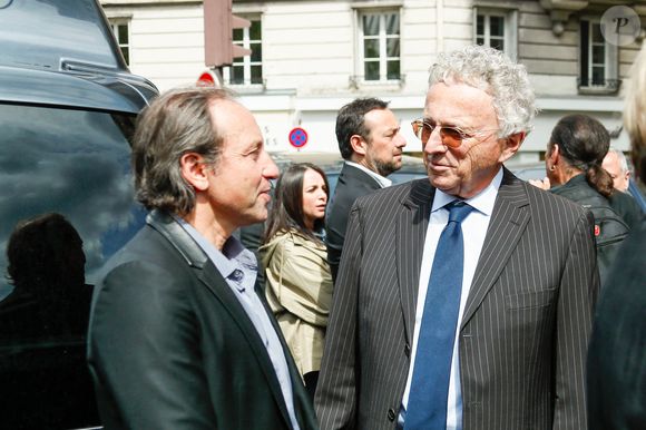 Philippe Candeloro et Nelson Monfort à la sortie des obsèques du producteur Humbert Ibach (Mémé Ibach), figure du disque et de la TV des années 70/90, en l’église Notre Dame d’Auteuil à Paris, France, le 12 mai 2025. © Christophe Clovis/Bestimage