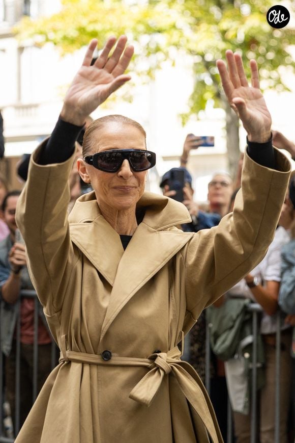 Céline Dion acclamée par ses fans à son arrivée au palace Royal Monceau à Paris, le 28 août 2026. © CYRIL MOREAU / BESTIMAGE