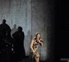 De l'incontournable répertoire signé Jean-Jacques Goldman aux prises de risques de l'opéra ou du disco, l'artiste a livré une prestation généreuse et hautement symbolique. 

Exclusif - La chanteuse québécoise Céline Dion fait un retour triomphal sur scène à la Plénitude Arena pour le lancement de sa résidence à Paris, une série de seize concerts programmés jusqu'au 17 octobre 2026.
Dix dates supplémentaires sont prévues en mai 2027. Devant environ 30 000 spectateurs venus des quatre coins du monde, l'artiste de 58 ans signe son premier concert complet en six ans, après une longue absence liée à son combat contre le syndrome de la personne raide, une maladie neurologique rare diagnostiquée en 2022. Visiblement bouleversée, Céline Dion interrompt son premier titre, “On ne change pas”, sous le coup de l'émotion, avant d'enchaîner plus de deux heures de show ponctuées de ses plus grands succès, dont “My Heart Will Go On”, “Pour que tu m'aimes encore” et “S’il suffisait d'aimer”.
Sur le plan stylistique, la soirée s'impose comme un véritable défilé haute couture. Au fil du spectacle, la star multiplie 5 tenues en un show signés principalement par de grandes maisons : une pièce Alaïa à la structure sculpturale, une tenue Dior, un ensemble Schiaparelli à l'esprit théâtral et surréaliste, ainsi qu'une tenue Tom Ford (collection Haider Ackermann), dans la continuité stylistique de ses sorties parisiennes des jours précédents. Agence / Bestimage