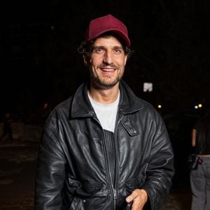 Louis Garrel à la sortie de l'after de la maison Dior au restaurant Lapérouse à Paris le 29 septembre 2026. © Pierre Perusseau / Bestimage