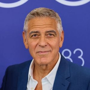Découvrez les moments forts de leur présence, où glamour, mode audacieuse et réflexions géopolitiques 

George Clooney au photocall avant de recevoir le Lion d'or pour l'ensemble de sa carrière lors du 83ème Festival International du Film de Venise (Mostra), à Venise, Italie, le 2 septembre 2026. © Action Press/Bestimage