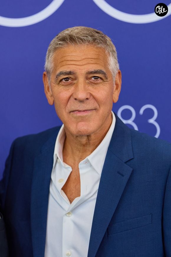 Découvrez les moments forts de leur présence, où glamour, mode audacieuse et réflexions géopolitiques 

George Clooney au photocall avant de recevoir le Lion d'or pour l'ensemble de sa carrière lors du 83ème Festival International du Film de Venise (Mostra), à Venise, Italie, le 2 septembre 2026. © Action Press/Bestimage