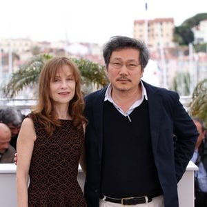 ISABELLE HUPPERT, HONG SANGSOO - PHOTOCALL DU FILM 'IN ANOTHER COUNTRY' A CANNES LE 21 MAI 2012.