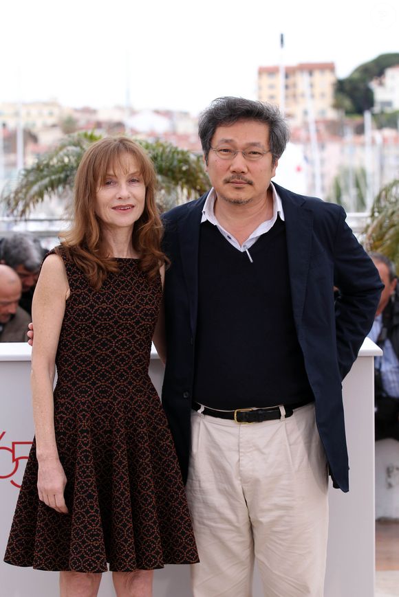 ISABELLE HUPPERT, HONG SANGSOO - PHOTOCALL DU FILM 'IN ANOTHER COUNTRY' A CANNES LE 21 MAI 2012.