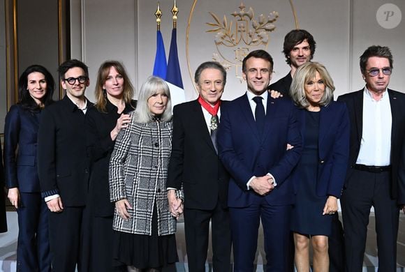 Exclusif - Prix Spécial - No web - Michel Drucker entouré par sa nièce Marie Drucker, Laurent Arcaro, Stéfanie Jarre, sa femme Dany Saval, Michel Drucker, le président de la république Emmanuel Macron, sa femme Brigitte Macron, David Jarre, Jean-Michel Jarre. M.Drucker reçoit la médaille de Commandeur de la Légion d’honneur par le président de la République Française Emmanuel Macron au palais de l'Elysée à Paris, le 13 février 2025.
© Guillaume Gaffiot / Bestimage