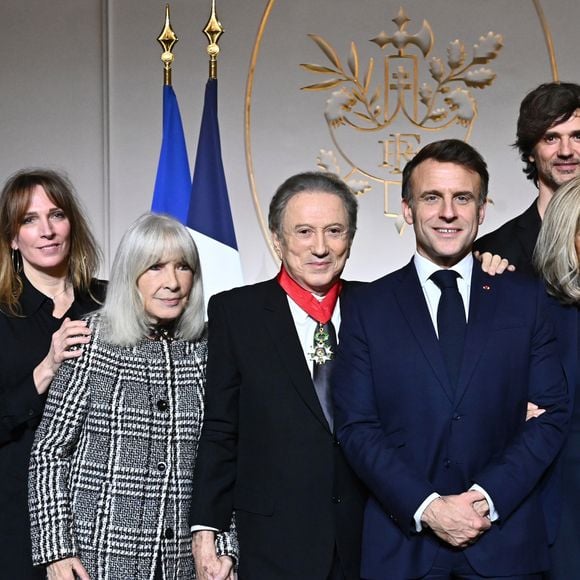 Exclusif - Prix Spécial - No web -   Michel Drucker entouré par sa nièce Marie Drucker, Laurent Arcaro, Stéfanie Jarre, sa femme Dany Saval, Michel Drucker, le président de la république Emmanuel Macron, sa femme Brigitte Macron, David Jarre, Jean-Michel Jarre. M.Drucker reçoit la médaille de Commandeur de la Légion d’honneur par le président de la République Française Emmanuel Macron au palais de l'Elysée à Paris, le 13 février 2025.
© Guillaume Gaffiot / Bestimage