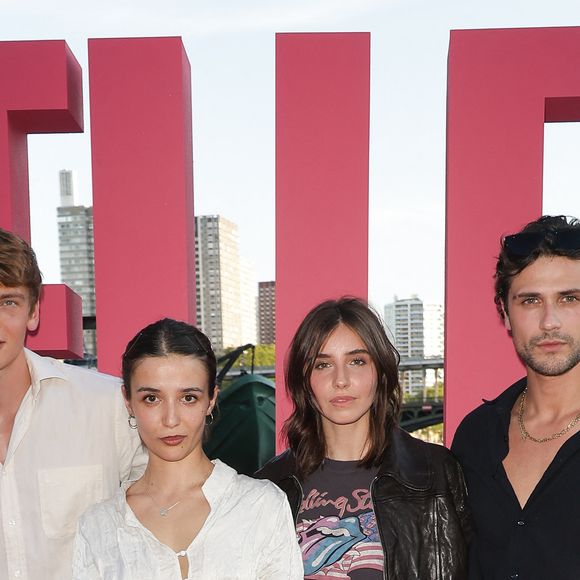 Et ça tombe bien car elle se fait aujourd'hui une place de choix sur les écrans. Carmen Kassovitz est même à l'affiche de la très attendue adaptation Campus Driver. Un projet de taille qui confirme son statut de valeur montante du cinéma et des plateformes de streaming.

Lucas Barski, Carmen Kassovitz (fille de Mathieu Kassovitz), Vittoria de Savoie (fille d’Emmanuel-Philibert et de Clotilde Courau) et Baptiste Masseline - Photocall Prime Video "Elle" Summer Party au Noti Club à Paris le 6 juillet 2026. © Coadic Guirec/Bestimage