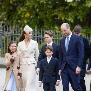 Le grand frère de Charlotte et Louis s'apprête à faire une rentrée très attendue au prestigieux Eton College.
Kate Middleton, Prince William, Prince George, Princesse Charlotte et Prince Louis arrivent à la messe de Pâques à la chapelle St George à Windsor, le 5 avril 2026.
© Bestimage