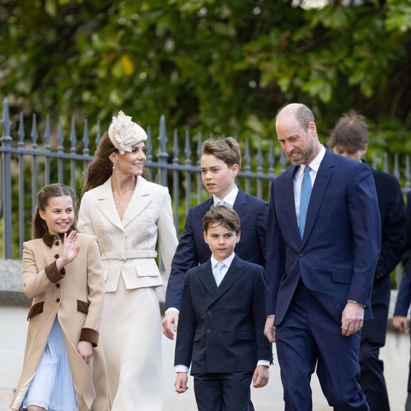 Le grand frère de Charlotte et Louis s'apprête à faire une rentrée très attendue au prestigieux Eton College.

Kate Middleton, Prince William, Prince George, Princesse Charlotte et Prince Louis arrivent à la messe de Pâques à la chapelle St George à Windsor, le 5 avril 2026. 

© Bestimage