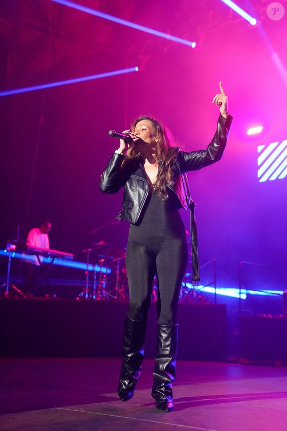 Loin des projecteurs, elle a travaillé pendant quatorze ans dans la restauration en tant que serveuse puis manager.

Kayliah lors du concert R&B Legacy au Dôme de Paris, France, le 20 mars 2026. © Anne-Sophie Guebey/Bestimage