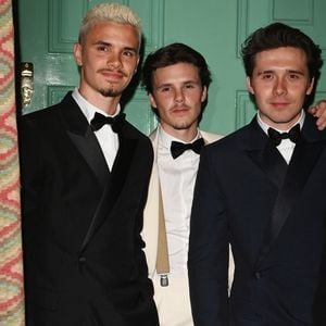 Depuis quelque temps, Brooklyn, Romeo et Cruz ont quitté le cocon familial

Brooklyn Beckham, Romeo Beckham et Cruz Beckham à l'anniversaire des 50 ans de Victoria Beckham le 20 avril 2024, au club Oswald's à Londres.