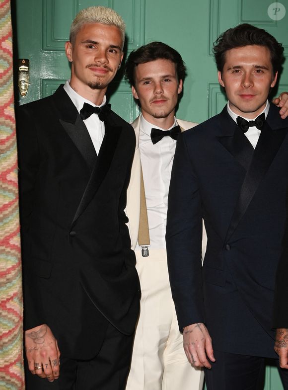 Depuis quelque temps, Brooklyn, Romeo et Cruz ont quitté le cocon familial

Brooklyn Beckham, Romeo Beckham et Cruz Beckham à l'anniversaire des 50 ans de Victoria Beckham le 20 avril 2024, au club Oswald's à Londres.