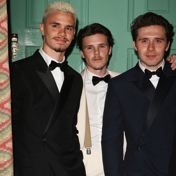 Depuis quelque temps, Brooklyn, Romeo et Cruz ont quitté le cocon familial

Brooklyn Beckham, Romeo Beckham et Cruz Beckham à l'anniversaire des 50 ans de Victoria Beckham le 20 avril 2024, au club Oswald's à Londres.