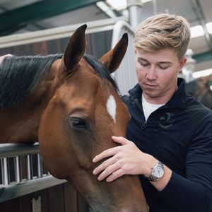 Parmi les invités attendus figurent la princesse Beatrice, Kamala Harris, Jessica Springsteen et plusieurs membres de l’équipe olympique équestre britannique.


Harry Charles Instagram