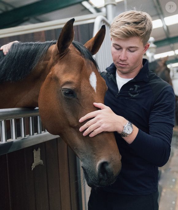 Parmi les invités attendus figurent la princesse Beatrice, Kamala Harris, Jessica Springsteen et plusieurs membres de l’équipe olympique équestre britannique.


Harry Charles Instagram