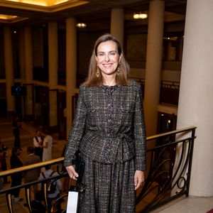 À la fin du spectacle, Carole Bouquet est réapparue, visiblement remise, sous les applaudissements.

Carole Bouquet au défilé Stéphane Rolland Collection Haute Couture Automne/Hiver 2025-2026 lors de la Fashion Week de Paris (PFW) au théâtre des Champs-Élysées, à Paris, France, le 8 juillet 2025. © Pierre Perusseau/Bestimage