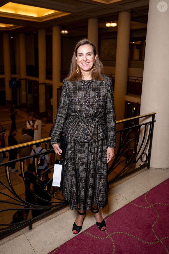 À la fin du spectacle, Carole Bouquet est réapparue, visiblement remise, sous les applaudissements.

Carole Bouquet au défilé Stéphane Rolland Collection Haute Couture Automne/Hiver 2025-2026 lors de la Fashion Week de Paris (PFW) au théâtre des Champs-Élysées, à Paris, France, le 8 juillet 2025. © Pierre Perusseau/Bestimage