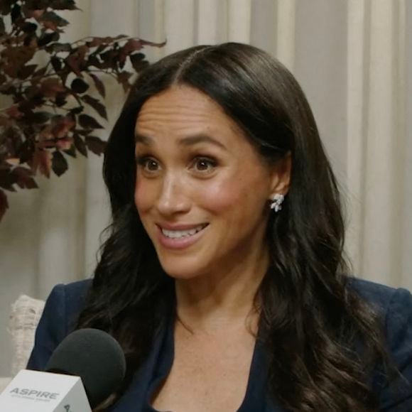 Meghan Markle a dévoilé les coulisses de tournage de son émission "With Love, Meghan". 

Meghan Markle s'est confiée face à Emma Grede, revenant sur la vidéo sur laquelle on peut la voir twerker alors qu'elle allait accoucher. "C'est aussi un moyen de rappeler que malgré tout le bruit que les gens font, il y a une vie authentique qui se déroule en coulisses", a-t-elle affirmé. © Emma Grede - JLPPA / Bestimage