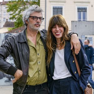 Sans le savoir, Stéphane Manel, le compagnon de Lou Doillon, avait déjà un lien étroit avec la chanteuse, bien avant de la rencontrer. 

Lou Doillon, avec son compagnon Stéphane Manel,  présente le film Boxes réalisé par sa mère Jane Birkin lors du festival Lumière 2023 à Lyon. © Sandrine Thesillat / Panoramic / Bestimage