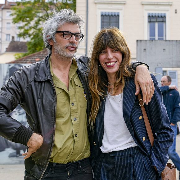 Sans le savoir, Stéphane Manel, le compagnon de Lou Doillon, avait déjà un lien étroit avec la chanteuse, bien avant de la rencontrer. 

Lou Doillon, avec son compagnon Stéphane Manel,  présente le film Boxes réalisé par sa mère Jane Birkin lors du festival Lumière 2023 à Lyon. © Sandrine Thesillat / Panoramic / Bestimage