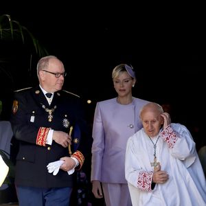 Le prince Albert II et la princesse Charlene de Monaco, le père César Penzo - La famille princière de Monaco quitte la cathédrale Notre-Dame Immaculée ou la messe solennelle d'action de grâce et un Te Deum ont été célébré à l'occasion de la Fête Nationale de Monaco le 19 novembre 2024. © Dominique Jacovides - Bruno Bebert / Bestimage