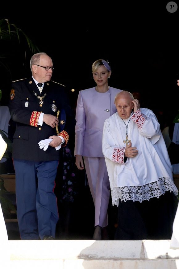 Le prince Albert II et la princesse Charlene de Monaco, le père César Penzo - La famille princière de Monaco quitte la cathédrale Notre-Dame Immaculée ou la messe solennelle d'action de grâce et un Te Deum ont été célébré à l'occasion de la Fête Nationale de Monaco le 19 novembre 2024. © Dominique Jacovides - Bruno Bebert / Bestimage