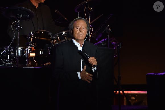 Julio Iglesias sur la scène du Sporting à Monaco à l'occasion du Monte-Carlo Sporting Summer Festival le 29 juillet 2016 © Lionel Urman / Bestimage