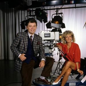 En France à Paris, Evelyne Dhéliat et Michel Touret sur le plateau de l'émission "Ravi de vous voir". Le 7 août 1986
© Jean-Claude Colin via Bestimage