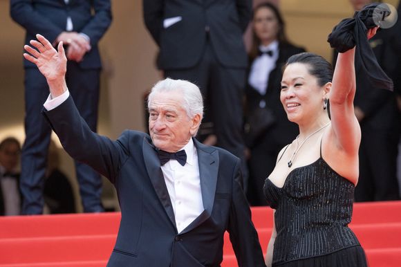 Robert de Niro et sa compagne Tiffany Chen - Montée des marches du film « Partir un jour » pour la cérémonie d’ouverture du 78ème Festival International du Film de Cannes, au Palais des Festivals à Cannes. Le 13 mai 2025
© Jacovides-Moreau / Bestimage