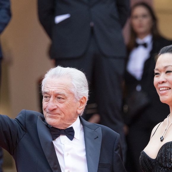 Robert de Niro et sa compagne Tiffany Chen - Montée des marches du film « Partir un jour » pour la cérémonie d’ouverture du 78ème Festival International du Film de Cannes, au Palais des Festivals à Cannes. Le 13 mai 2025
© Jacovides-Moreau / Bestimage
