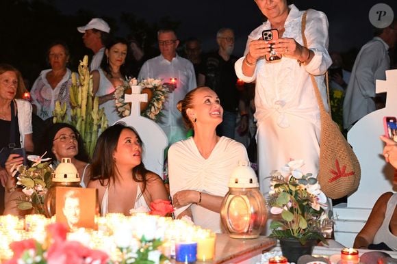 Elle avait notamment "vendu 14 millions de dollars la maison d'Amalfi Drive à Pacific Palisades pour en acheter une autre, plus petite". 

Exclusif - Hommage de Laeticia Hallyday et de sa fille Joy pour le huitième anniversaire de la mort de Johnny Hallyday au cimetière de Lorient sur l'île de Saint-Barthélemy, Antilles françaises, France, le 5 décembre 2025. © Xavier Merchet-Thau/Bestimage