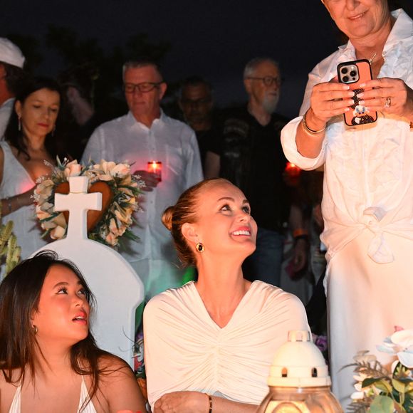 Elle avait notamment "vendu 14 millions de dollars la maison d'Amalfi Drive à Pacific Palisades pour en acheter une autre, plus petite". 

Exclusif - Hommage de Laeticia Hallyday et de sa fille Joy pour le huitième anniversaire de la mort de Johnny Hallyday au cimetière de Lorient sur l'île de Saint-Barthélemy, Antilles françaises, France, le 5 décembre 2025. © Xavier Merchet-Thau/Bestimage