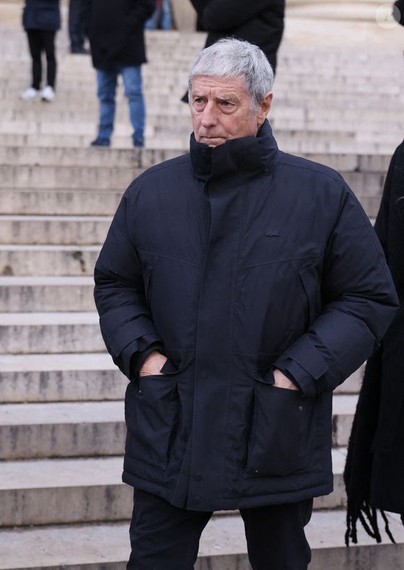 Jean-Michel Larqué quittant la cérémonie d'enterrement de Rolland Courbis à l'église de la Madeleine à Paris, France, le 14 janvier 2026. Rolland Courbis, ancien footballeur français, entraîneur et commentateur médiatique au franc-parler, est décédé à l'âge de 72 ans. Photo par Jerome Domine/ABACAPRESS.COM