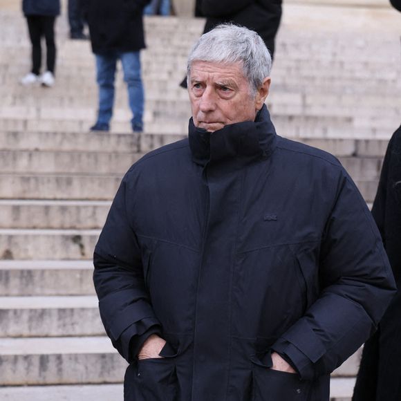 Jean-Michel Larqué quittant la cérémonie d'enterrement de Rolland Courbis à l'église de la Madeleine à Paris, France, le 14 janvier 2026. Rolland Courbis, ancien footballeur français, entraîneur et commentateur médiatique au franc-parler, est décédé à l'âge de 72 ans. Photo par Jerome Domine/ABACAPRESS.COM