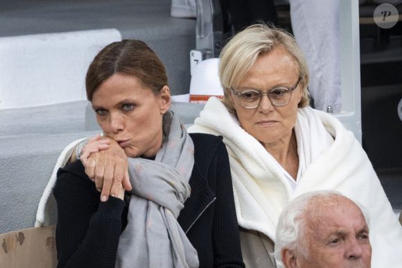 Muriel Robin et sa femme Anne Le Nen dans les tribunes lors de la session du soir des Internationaux de France de Tennis de Roland Garros 2025, à Paris, France, le 4 juin 2025. © Jacovides-Moreau/Bestimage