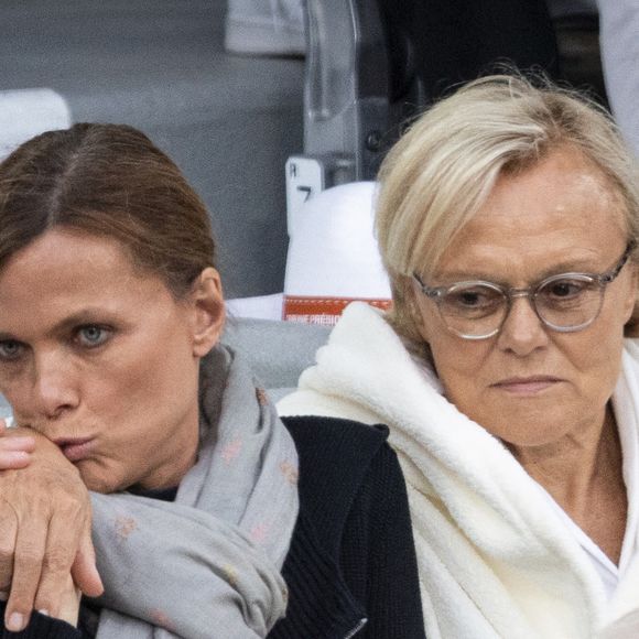 Muriel Robin et sa femme Anne Le Nen dans les tribunes lors de la session du soir des Internationaux de France de Tennis de Roland Garros 2025, à Paris, France, le 4 juin 2025. © Jacovides-Moreau/Bestimage
