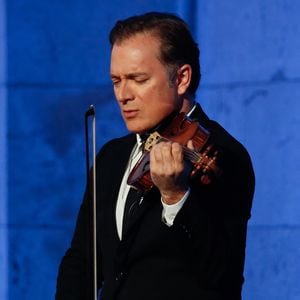 Et d'ajouter sur sa routine avant un concert : "Je constitue ainsi un sas de décompression. Je coupe mon portable et fais systématiquement une sieste."
Exclusif - Renaud Capuçon - Emission "Le concert pour la paix" sur les Champs-Elysées à Paris, retransmis en direct sur France 2, le 8 mai 2025. © Christophe Clovis - Pierre Perusseau / Bestimage
