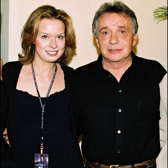 Si Cynthia Sardou ne voit son père que quelques fois par an, faisant les allers-retours entre le Canada et la France, elle assure qu'ils sont restés très liés.

Michel Sardou et sa fille Cynthia Sardou à Bercy, Paris, en 2001. Crédit Olivier Borde / Bestimage