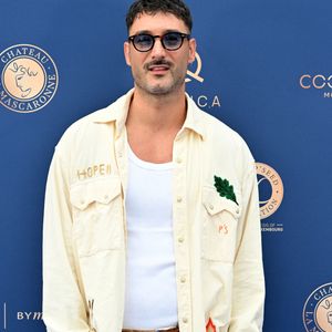 Jérémy Frérot - Photocall de la 12ème édition du Gala de charité de Patrick Mouratoglou à la Mouratoglou Academy & Resort à Biot le 21 juin 2026. Ce gala de prestige réunit chaque année les grandes figures du sport, du divertissement et de nombreux donateurs, mobilisés pour soutenir les jeunes talents du tennis mondial. Cette édition revêtait une dimension particulière puisqu’elle célébrait les 30 ans de la Mouratoglou Academy. Trois décennies après avoir loué ses deux premiers courts en région parisienne, Patrick Mouratoglou est aujourd’hui à la tête du plus grand réseau d’académies et de tennis centers au monde. Pourtant, il n’ajamais dévié de sa mission : détecter, former et accompagner les champions de demain. « SPORT, MUSIQUE, CÉLÉBRITÉS ET SOLIDARITÉ AU SERVICE DE LA JEUNESSE ». Plus d’une vingtaine de personnalités du sport, de la musique et du divertissement se sont réunies pour soutenir les jeunes espoirs accompagnés par la fondation Champ’seed, créée par Patrick Mouratoglou en 2014. 
© Bruno Bebert/Bestimage