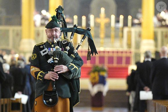 Un cornemuseur joue pendant la messe de requiem pour la duchesse de Kent, à la cathédrale de Westminster, dans le centre de Londres. 16 septembre 2025. © PA Photo/ Bestimage