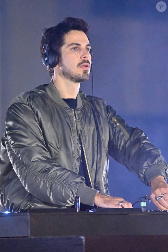 DJ chargé de fermé le ban du concert évènement, Michaël Canitrot évoque des problèmes de météo

Le DJ français Michael Canitrot lors de son concert "Monumental Tour Europe" dans les jardins du Palais-Royal à Paris, France, le 12 mai 2022, à l'occasion de la présidence française du Conseil de l'Union européenne. Photo by Lionel Urman/ABACAPRESS.COM