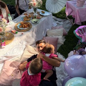 Sur Instagram, on voit Enzo Zidane, allongé sur la pelouse, se laisse grimper dessus par ses filles, à la recherche de câlins...

Instagram @enzo @karengoncalvesv