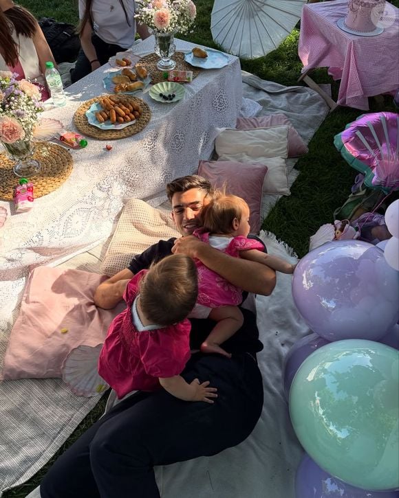 Sur Instagram, on voit Enzo Zidane, allongé sur la pelouse, se laisse grimper dessus par ses filles, à la recherche de câlins...

Instagram @enzo @karengoncalvesv