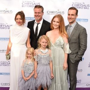 Après la mort d’Eric Dane, une cagnotte GoFundMe a été lancée pour sa veuve et ses deux filles.
Rebecca Gayheart, Eric Dane, Billie Dane, Georgia Dane, James Van Der Beek et Kimberly Brook assistant au 16e bal annuel Chrysalis Butterfly Ball qui s'est tenu dans une résidence privée à Mandeville Canyon, Los Angeles, CA, USA. Photo par Janet Gough / AFF-USA.COM/ABACAPRESS.CO