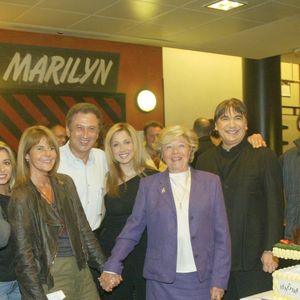Dans les coulisses de L'Olympia à Paris, en France, à l'occasion de l'émission rendant hommage à Jacques Brel pour le 25ème anniversaire de sa disparition, Michel Drucker fêtant ses 61 ans, entouré par, de gauche à droite, Salvatore Adamo, Marcel Azzola, Julie Zenatti, Dominique Cantien, Lara Fabian, Miche Brel, la veuve du chanteur, Serge Lama et Jean-François Bernardini. Le 12 septembre 2003.
© Christophe Aubert via Bestimage