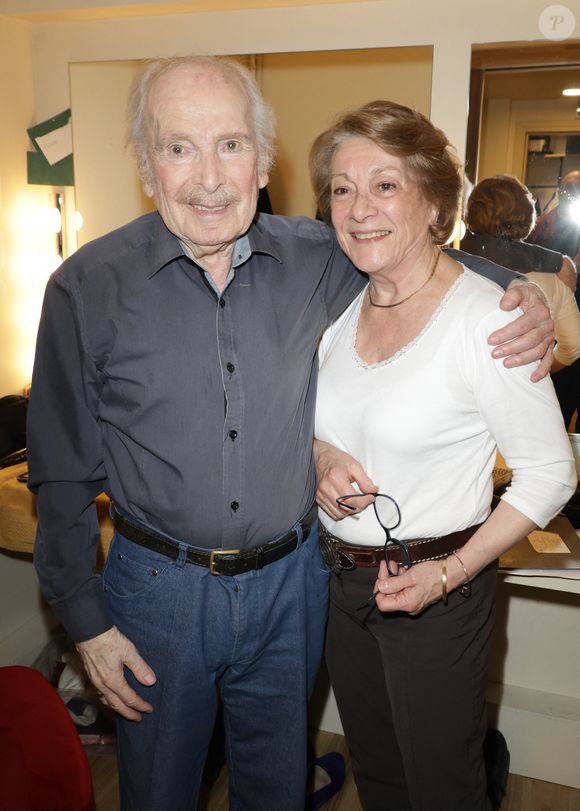 Popeck avec sa femme - Anniversaire surprise de Popeck à l'occasion de ses 90 ans sur la scène du théâtre de Passy à Paris le 18 mai 2025. © Coadic Guirec/Bestimage